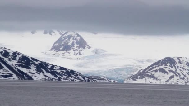 Antarktisz havas hegyek és a tenger — Stock videók