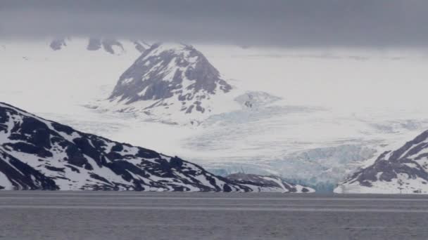 Antarktis schneebedeckte Berge und Meer — Stockvideo