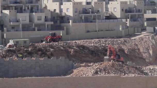 Trattori Spingendo Spazzatura Pietra Sabbia Nel Quartiere Palestinese Hoodac — Video Stock