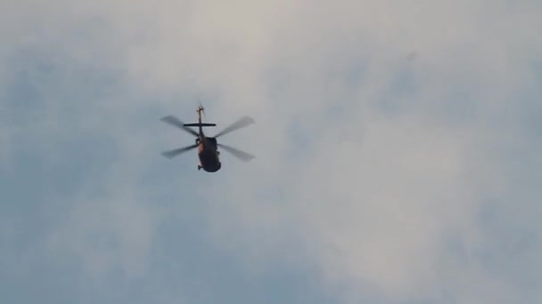 L'hélicoptère vole dans le ciel bleu 