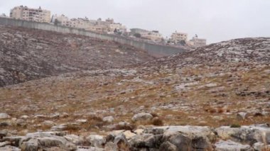 Güvenlik Duvarı ile Filistin Köyü
