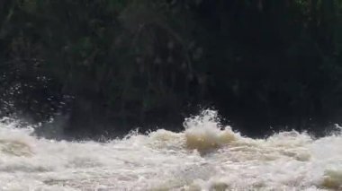 Azgın nehir akışı