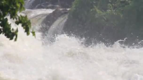 Fluir río furioso — Vídeo de stock