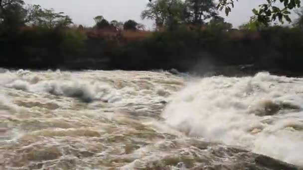 Fluir río furioso — Vídeos de Stock