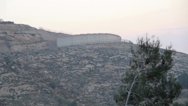 Palestijnse dorp met veiligheidsmuur — Stockvideo