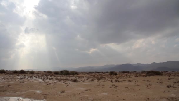 Paisagem do deserto com montanhas imponentes — Vídeo de Stock