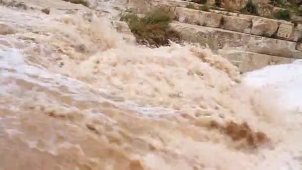 Горная грязная река — стоковое видео
