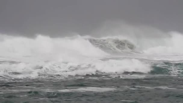 Velké vlny v rozbouřeném oceánu — Stock video