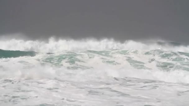 Valuri mari într-un ocean furtunos — Videoclip de stoc