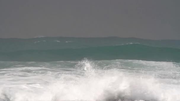 Big waves in a stormy ocean — Stock Video