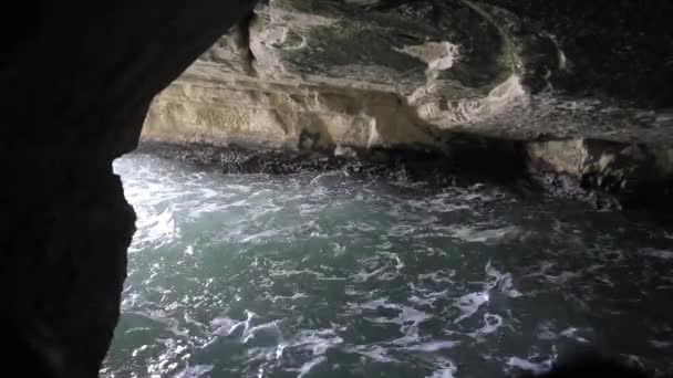 Sea waves in a cave — Stock Video