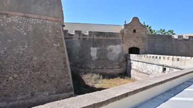 Cadiz 'deki Santa Catalina Kalesi' ne girin. Tarih ve deniz mimarisi.