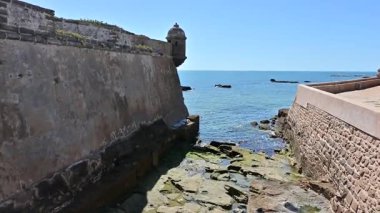 İspanya Cadiz 'deki San Sebastin Kalesi' ne yürüyün Endülüs 'te tarih ve deniz