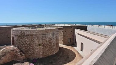 İspanya Cadiz 'deki San Sebastin Kalesi' ne yürüyün Endülüs 'te tarih ve deniz
