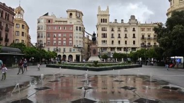 Cordoba İspanya - 25 Eylül 2025 - İspanya 'nın Cordoba kentindeki Plaza de las Tendillas' ta yürüyüş