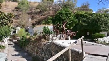 İspanya 'nın Granada kentindeki Cuevas del Sacromonte Müzesi' nde yürüyün.