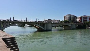 İspanya, Seville 'deki Guadalquivir Nehri üzerindeki köprünün manzarası