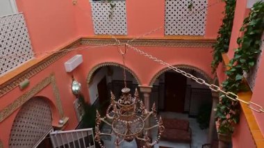 İspanya, Seville 'deki geleneksel evlerin mimari iç mimarisi