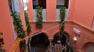 İspanya, Seville 'deki geleneksel evlerin mimari iç mimarisi