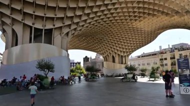 Seville, İspanya - 25 Eylül 2025 - Setas de Sevilla, İspanya olarak da bilinen Metropol Şemsiyesinin görüntüsü