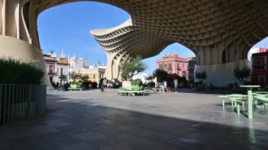 Seville, İspanya - 25 Eylül 2025 - Setas de Sevilla, İspanya olarak da bilinen Metropol Şemsiyesinin görüntüsü