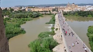 Seville, İspanya - 25 Eylül 2025 - Seville, İspanya 'daki Guadalquivir Nehri üzerindeki köprünün manzarası