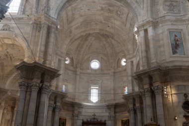 İspanya, Endülüs 'teki görkemli Cadiz Katedrali' nin içi. Etkileyici sütunlar, barok kasalar ve sunağı aydınlatan doğal ışık. İspanyol kutsal mimarisinin bir başyapıtı, din ve maneviyat kavramları için mükemmel.