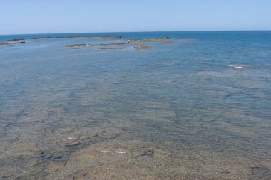 İspanya, Endülüs ve Cadiz 'deki plajın panoramik manzarası. Sakin deniz, altın kum ve berrak gökyüzü Akdeniz 'in tipik tatil atmosferini oluşturur. Yaz turizmi, doğa, özgürlük ve refah kavramları için mükemmel bir imaj..