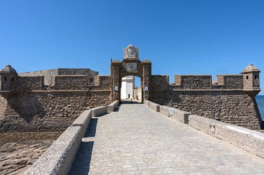 Cadiz Endülüs 'teki San Sebastin Kalesi' nin iç manzarası Antik İspanya deniz kenarı kalesi manzaralı bir sahil geçidi mimari kültürü ve Akdeniz manzarasını birleştiren tarihi ve deniz manzarası kavramları için mükemmeldir.