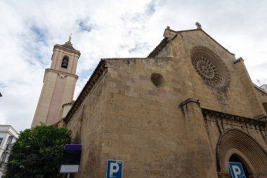 Cordoba 'nın merkezindeki tarihi San Miguel Kilisesi manzarası, Endülüs dini mimarisinin bir örneği. Görüntü solgun detayları, çan kulesini ve dekoratif unsurları gösteriyor. Kutsal atmosferi ve kültürel mirası yakalıyor. 