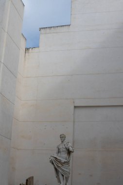 Harabeler, sütunlar, kemerler ve Roma mimari ayrıntılarının yer aldığı Cordoba 'daki Roma kentinin anıtlarının görüntüsü. Görüntü, antik tarihi, kültürel mirası ve bu arkeolojik arkeolojik ortamın eşsiz atmosferini yansıtıyor. 