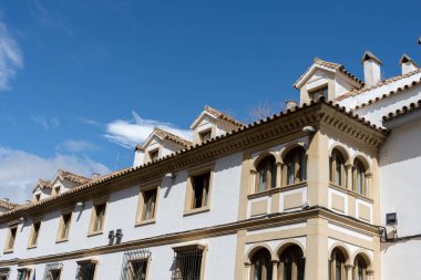 Beyazlatılmış duvarlar, çiçekli avlular, işlenmiş demir pencereler ve seramik dekorasyonlar içeren tipik Cordoba mimarisinin ayrıntıları. Endülüs tarzının Fas ve Akdeniz 'i harmanlamasının tarihi kalbindeki gerçek bir örneği.