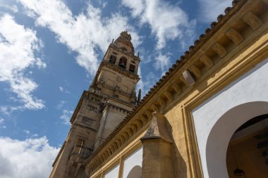 Endülüs 'ün bir sembolü olan Mezquita-Katedrali olarak bilinen Cordoba' nın tarihi katedralinin görüntüsünde mimari detaylar kubbe, kuleler ve şehir manzarası yer alıyor.