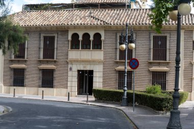 Beyazlatılmış duvarlar, çiçekli avlular, işlenmiş demir pencereler ve seramik dekorasyonlar içeren tipik Cordoba mimarisinin ayrıntıları. Endülüs tarzının Fas ve Akdeniz 'i harmanlamasının tarihi kalbindeki gerçek bir örneği.