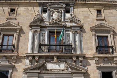 Klasik mimari detaylar ve güneşli Endülüs atmosferinin yer aldığı Granada, İspanya Adliyesi manzarası. Adalet, hukuk, kurumlar ve kültür turizmi kavramları için mükemmel bir imaj..
