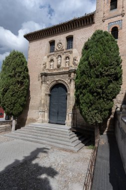 İspanya 'nın Granada kentindeki San Gil y Santa Ana Kilisesi' nin Darro Nehri yakınlarındaki manzarası. Rönesans ve Mudjar Endülüs mimarisinin güzel bir örneği, tarihi merkezin en ikonik simgelerinden biri.