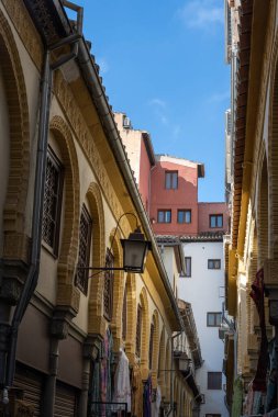 The narrow and winding alleys of the Alcaicera Granada's ancient silk market offer a unique atmosphere with craft shops,colorful lamps, and typical Andalusian products. Ideal for projects on culture, history, tourism, and traditional architectur