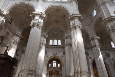 Rönesans ve Barok mimari ayrıntıları, yüksek tavanlar ve dekoratif dekorasyonların yer aldığı Granada Katedrali 'nin iç manzarası. İnanç, tarih, sanat ve kültür turizmi kavramları için mükemmel bir imaj..