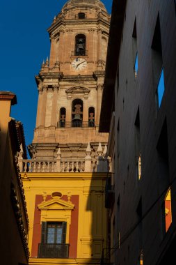 Endülüs 'ün ana simgelerinden biri olan Malaga Katedrali' nin panoramik manzarasında, etkileyici barok ve rönesans perdesi parlak Akdeniz gökyüzü altında yer alıyor. Seyahat temaları, tarihi mimari ve İspanyol kültür mirası için mükemmel..