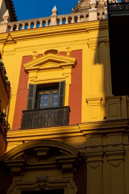 Endülüs 'ün ana simgelerinden biri olan Malaga Katedrali' nin panoramik manzarasında, etkileyici barok ve rönesans perdesi parlak Akdeniz gökyüzü altında yer alıyor. Seyahat temaları, tarihi mimari ve İspanyol kültür mirası için mükemmel..