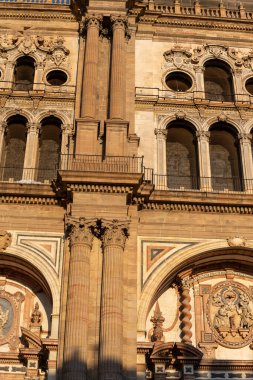 Endülüs 'ün ana simgelerinden biri olan Malaga Katedrali' nin panoramik manzarasında, etkileyici barok ve rönesans perdesi parlak Akdeniz gökyüzü altında yer alıyor. Seyahat temaları, tarihi mimari ve İspanyol kültür mirası için mükemmel..