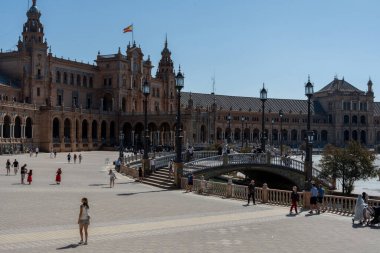 İspanya, Seville 'deki Plaza de Espaa' nın anıtsal mimarisinin ayrıntıları. Kemerleri, kolonları ve tipik Endülüs seramik süslemeleri olan yarı dairesel Rönesans Uyanışı binası. Şehrin en ikonik simgelerinden biri.