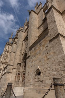 Dünyanın en büyük Gotik binalarından biri olan Seville Katedrali 'nin manzarasında etkileyici mimari ayrıntılar ve tarihi atmosfer yer alıyor. Sevilles tarihi merkezinin kalbinde bulunan kültürel ve dini bir ikon.