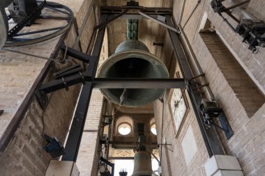 İspanya 'nın Seville Katedrali' nin içi görkemli tarihi çanların yakın görüntüsünü gösteriyor. Gotik mimari detayları ve şehrin en ikonik dini simgelerinden birinin eşsiz atmosferi.