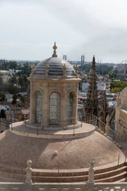 Dünyanın en büyük Gotik binalarından biri olan Seville Katedrali 'nin manzarasında etkileyici mimari ayrıntılar ve tarihi atmosfer yer alıyor. Sevilles tarihi merkezinin kalbinde bulunan kültürel ve dini bir ikon.