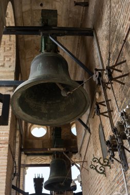 İspanya 'nın Seville Katedrali' nin içi görkemli tarihi çanların yakın görüntüsünü gösteriyor. Gotik mimari detayları ve şehrin en ikonik dini simgelerinden birinin eşsiz atmosferi.