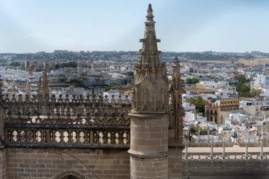 Dünyanın en büyük Gotik binalarından biri olan Seville Katedrali 'nin manzarasında etkileyici mimari ayrıntılar ve tarihi atmosfer yer alıyor. Sevilles tarihi merkezinin kalbinde bulunan kültürel ve dini bir ikon.