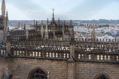 Dünyanın en büyük Gotik binalarından biri olan Seville Katedrali 'nin manzarasında etkileyici mimari ayrıntılar ve tarihi atmosfer yer alıyor. Sevilles tarihi merkezinin kalbinde bulunan kültürel ve dini bir ikon.