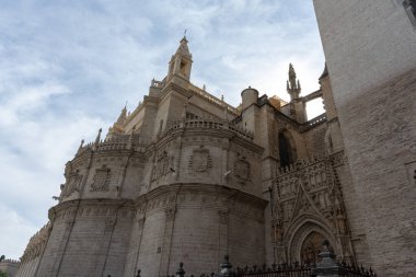 Dünyanın en büyük Gotik binalarından biri olan Seville Katedrali 'nin manzarasında etkileyici mimari ayrıntılar ve tarihi atmosfer yer alıyor. Sevilles tarihi merkezinin kalbinde bulunan kültürel ve dini bir ikon.