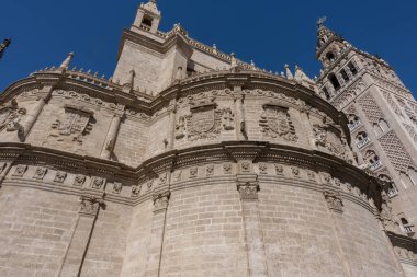 Dünyanın en büyük Gotik binalarından biri olan Seville Katedrali, etkileyici mimari detaylara ve tarihi atmosfere sahip, Sevilles tarihi merkezinin merkezinde yer alan kültürel ve dini bir ikona sahip..